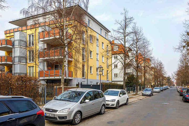 Auf der Behrischstraße hat die Rentnerin mit ihrem Auto drei Fahrzeuge gerammt.