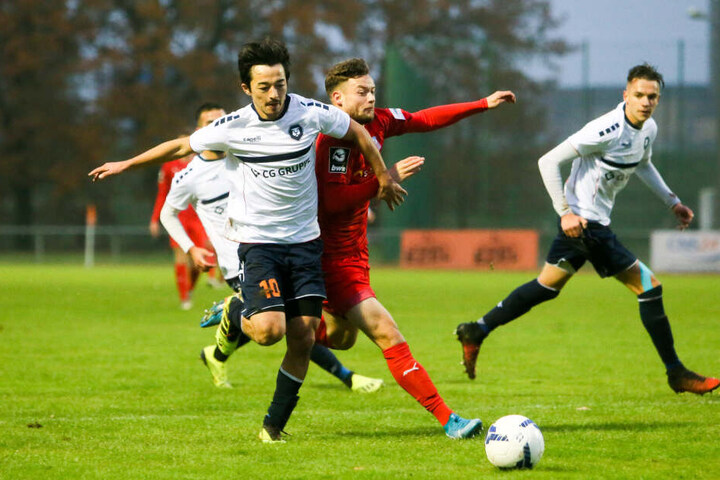 Inters Christopher Misaki im Zweikampf mit Zwickaus Janik Mäder.