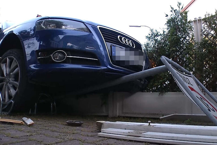 Der Audi-Fahrer nahm ein Tempo-30-Schild, einen Fahrradständer und eine Hecke mit, bevor er in den Zaun des Restaurants krachte.