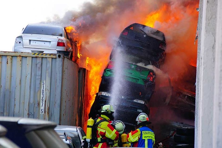 Dutzende Autos brennen in der Verwertungsanlage. Die Feuerwehr spricht von einer unübersichtlichen Lage.