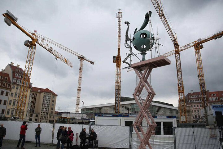 Das "Denkmal für den permanenten Neuanfang" in voller Größe.