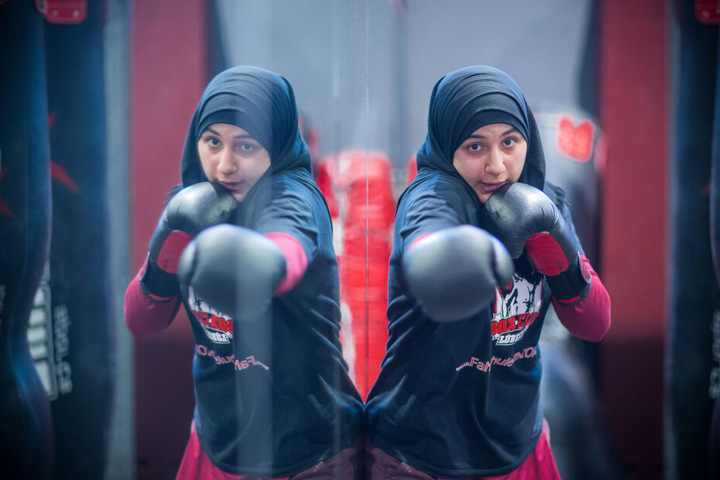 Boxerin Miriam Hamdoun trainiert beim Boxclub Lübeck vor dem Spiegel. Seit einem Jahr boxen 20 Mädchen und Frauen mit und ohne Kopftuch in der Frauenboxgruppe.