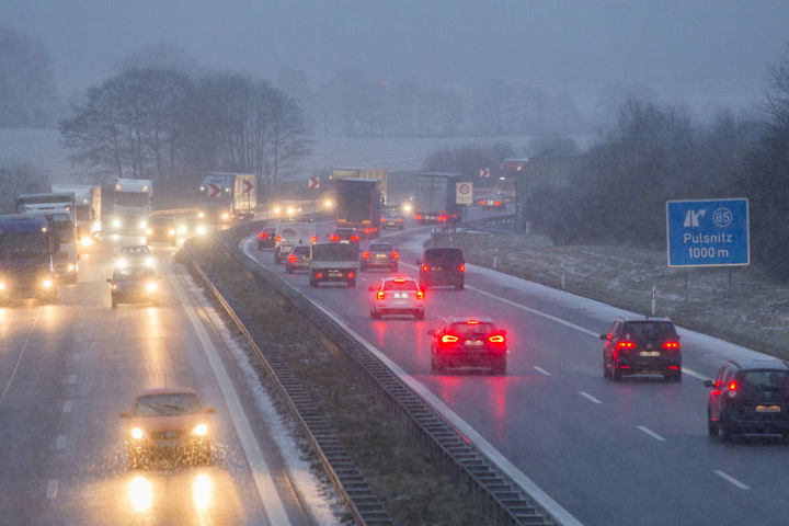 Eisregen und Schneefall auf der A4 bei Pulsnitz.