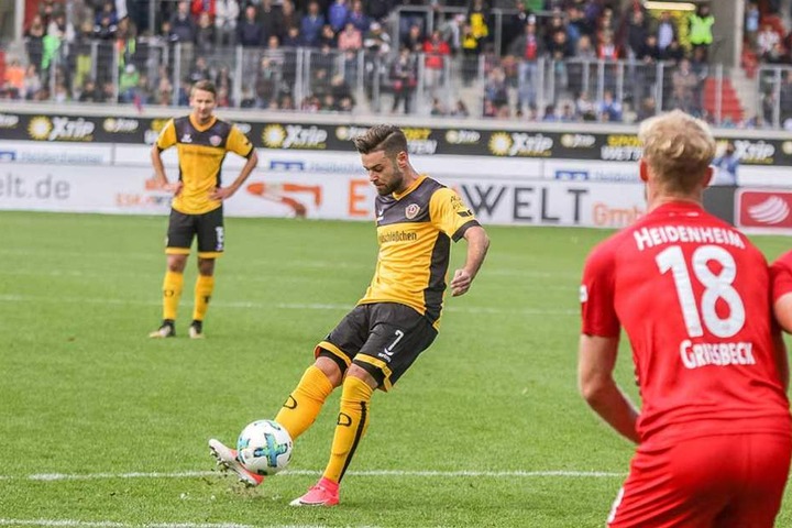 Herrlich schnippelt Niklas Kreuzer den Ball über die Heidenheimer Mauer. Sein erstes Saisontor war gleichzeitig das 1:0 für die SGD auf der Ostalb.