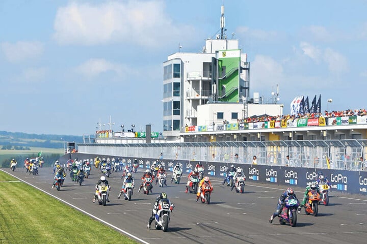 Mit dem ADAC Sachsenring Classic feierte der Sachsenring seinen 90.
Geburtstag.
