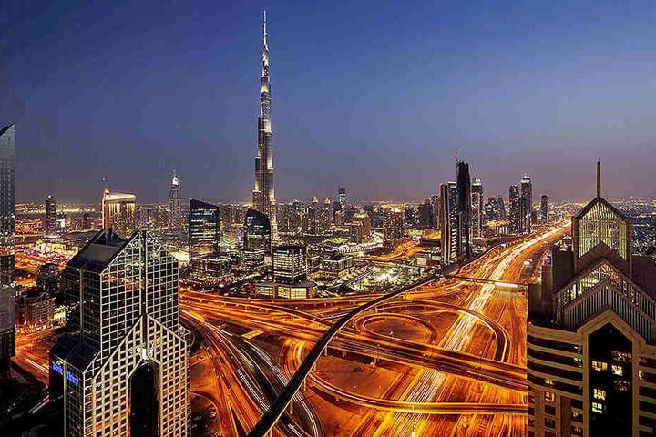 Die eindrucksvolle Innenstadt Dubais mit Blick auf den berühmten Burj Khalifa.