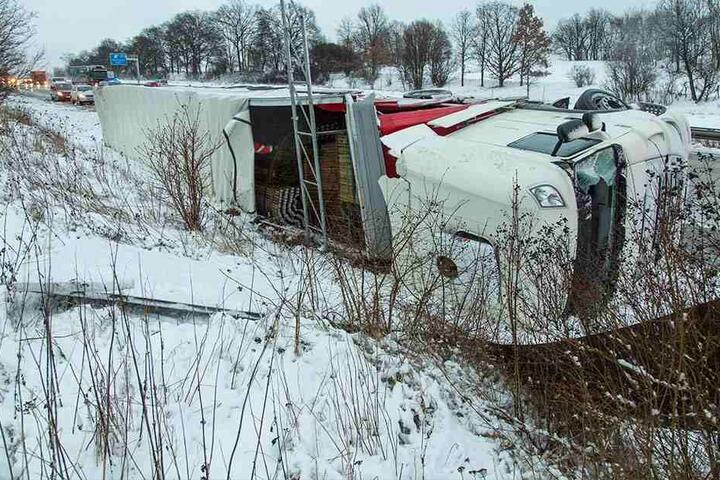 Der LKW kam von der Fahrbahn ab und kippte auf die Seite.