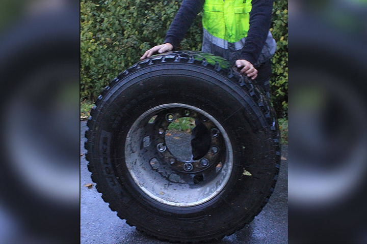 Dieses LKW-Rad machte sich am Donnerstagmorgen selbstständig.