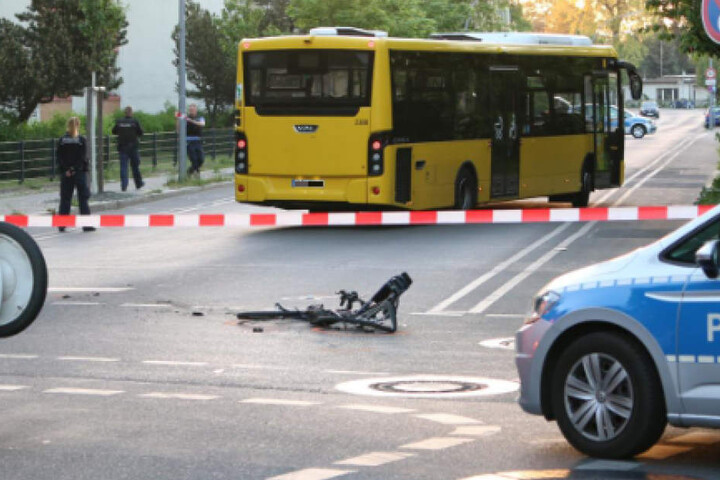 Die Straße wurde von der Polizei komplett für den Verkehr gesperrt.