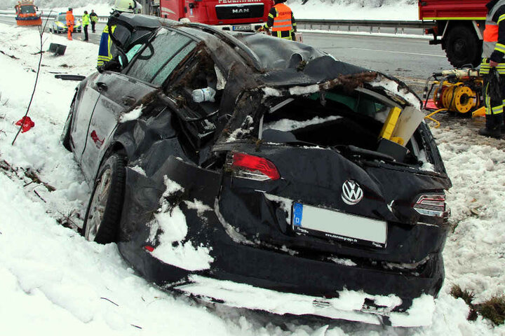 Der Passat wurde bei dem Crash schwer beschädigt.