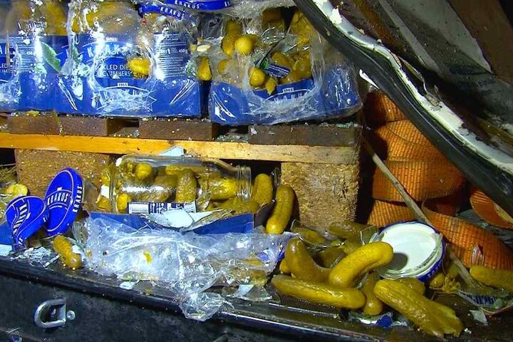 Palettenweise Gewürzgurken. Viele davon sind jetzt Matsch.
