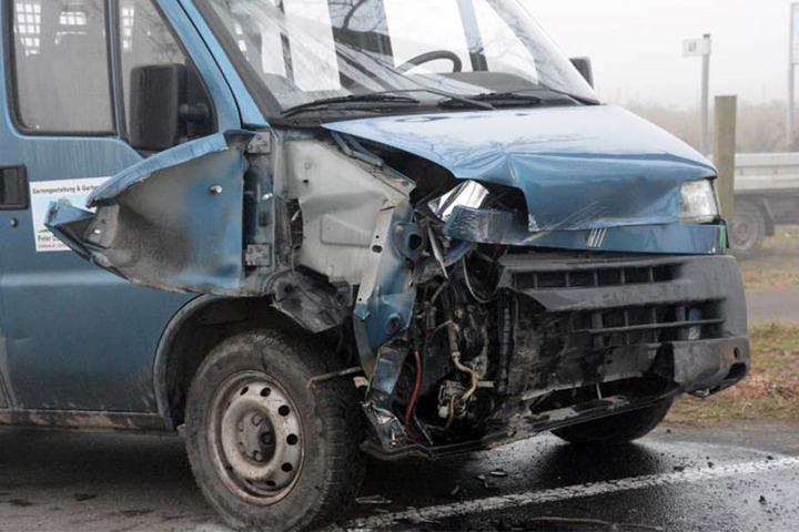 Die 59-Jährige krachte wegen der eingeschränkten Sicht gegen die Front eines Transporters.