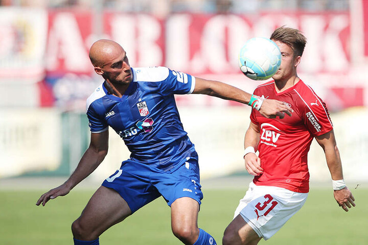 Daniel Brückner (li.) im Zweikampf mit Patrick Göbel.