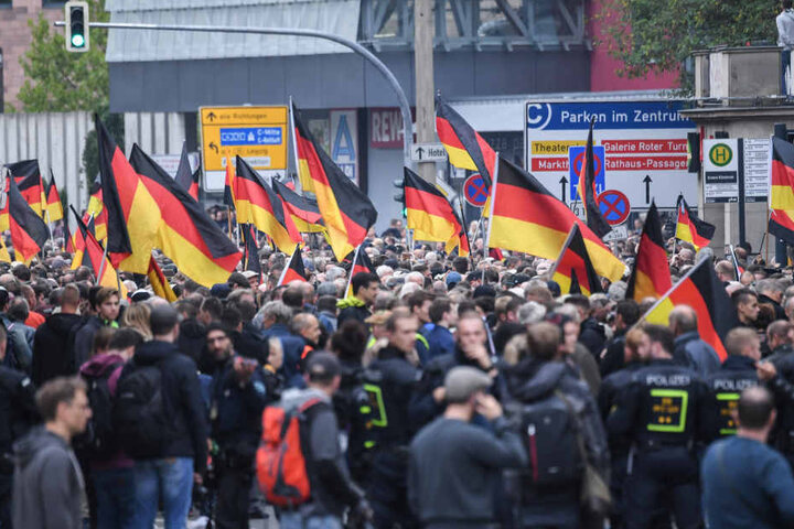 Der Mann soll bei der gemeinsamen Kundgebung von AfD, Pegida und Pro Chemnitz am 1. September den Hitlergruß gezeigt haben.