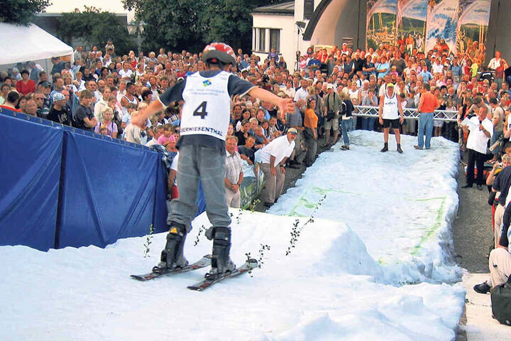 Mitten im Hochsommer veranstalteten die "O-thaler" mittels Mini-Sprungschanze und Langlaufloipe ihre eigenen Winterspiele.