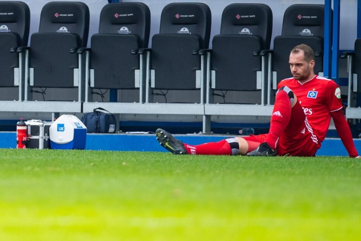 Lasogga sitzt nach einem Spiel allein vor der Trainerbank.
