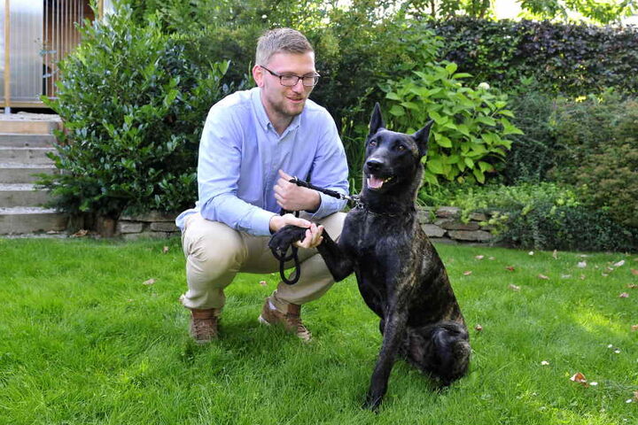 Auch Schäferhund Murphy freut sich über Kristian Mauersbergers Besuch.