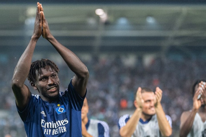 Bakery Jatta bedankt sich nach dem Sieg in Chemnitz bei seinen Fans.