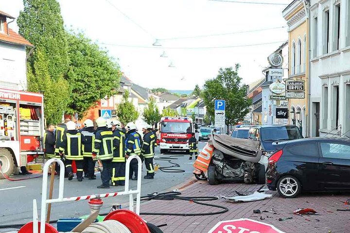 Eine Frau (43) kam ums Leben und ein zwölfjähriges Kind wurde schwer verletzt. Anschließend rammte er drei weitere Fahrzeuge - vier weitere Menschen wurden leicht verletzt.