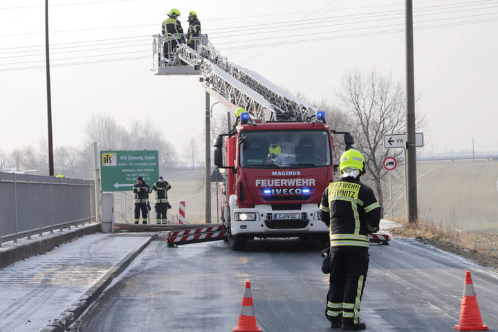 Die Feuerwehr muss den Mast am Weideweg in Chemnitz beseitigen.