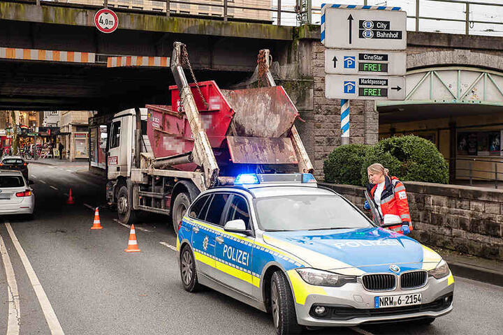 Die Polizei musste die rechte Fahrbahn der Straße für rund 45 Minuten absperren.