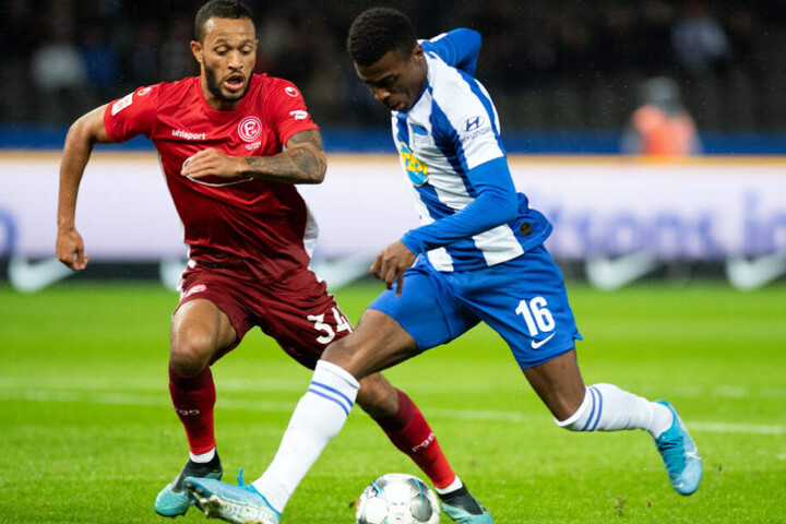 Herthas Javairo Dilrosun im Zweikampf mit Lewis Baker von Fortuna Düsseldorf.