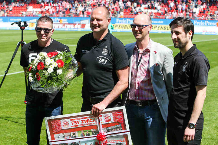 David Wagner (2.v.l.) wurde nach zehn Jahren beim FSV verabschiedet.