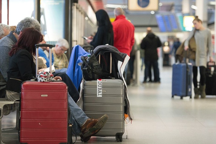 Reisende sitzen während des Streiks im Flughafen Tegel fest.