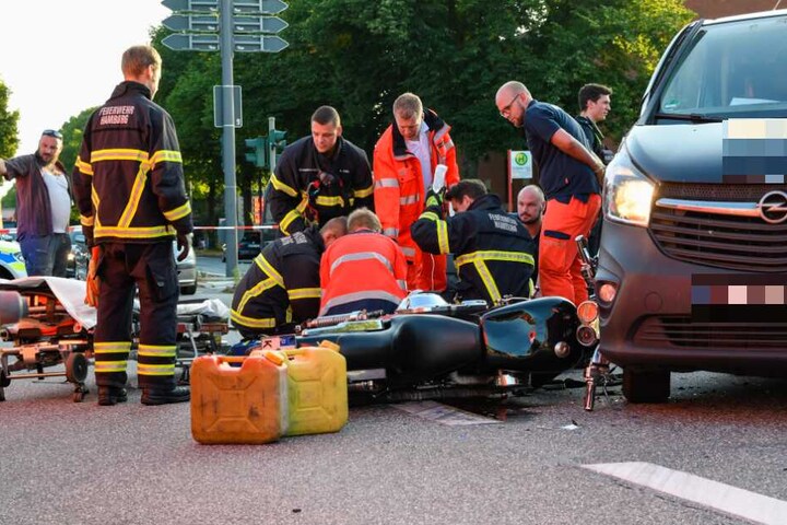 Rettungskräfte versorgen den verletzten Motorradfahrer an der Unfallstelle.