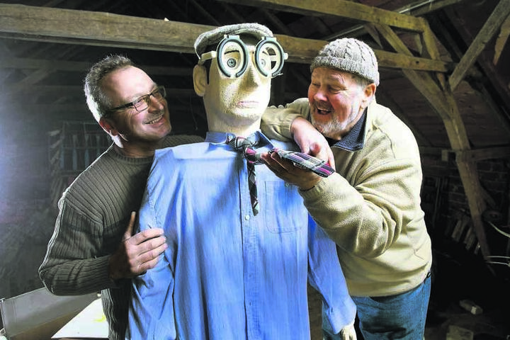Thomas Mehlhorn (50, l.) und Peter Streitberger (69) nehmen morgen den
Bürgermeister mit dieser Figur aufs Korn.