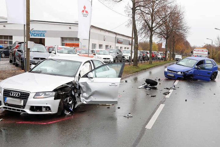 Der Opel war in den Gegenverkehr geraten und mit dem Audi kollidiert.