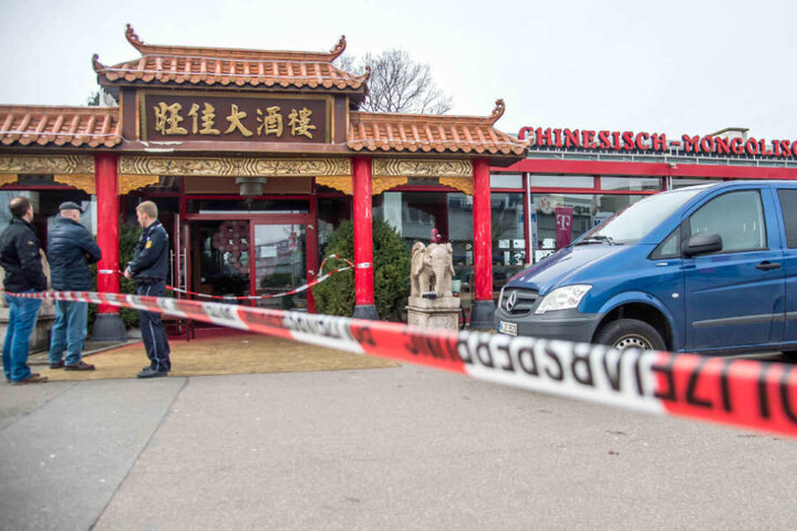 Der Tatort im März 2016: Ermittler der Polizei sichern das Restaurant "Asia-Perle" in Backnang.