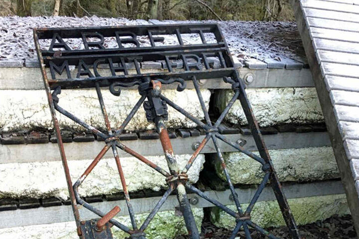 Dieses Tor wurde in Norwegen gefunden. Augenscheinlich stammt es aus dem KZ Dachau.