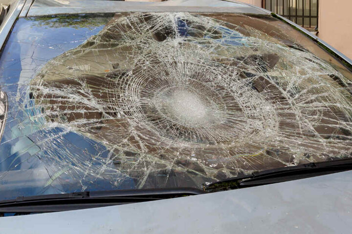 Der Mann soll mit bloßen Händen die Windschutzscheibe zertrümmert haben. (Symbolbild)