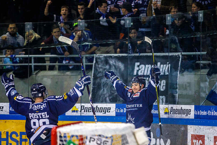 Eislöwe Dennis Palka (r.) bejubelt mit seinem Teamkollegen Niklas Postel seinen Treffer zum 3:1.