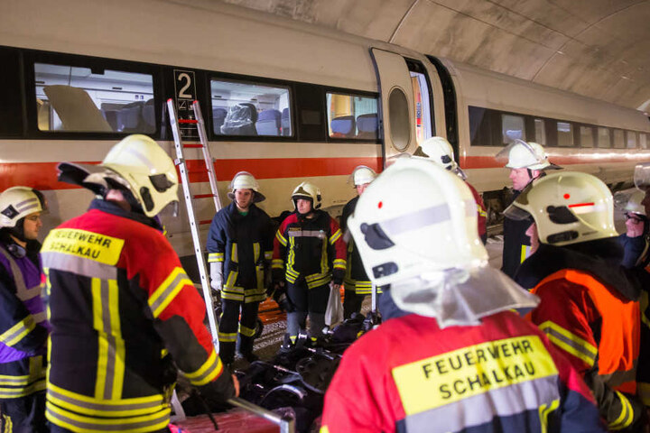 Die Rettungskräfte haben im Tunnel einen Notfalleinsatz trainiert.
