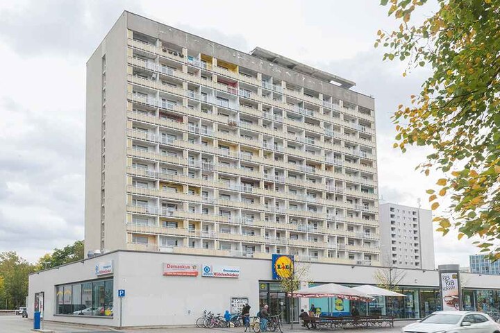 Der Eigentümer will das marode Hochhaus am Pirnaischen Platz sanieren.