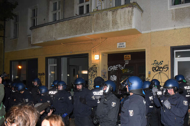 Weil die Menschen die Wohnungen nicht mehr bezahlen können (oder wollen), werden in Friedrichshain auch immer wieder Häuser besetzt. (Symbolbild)