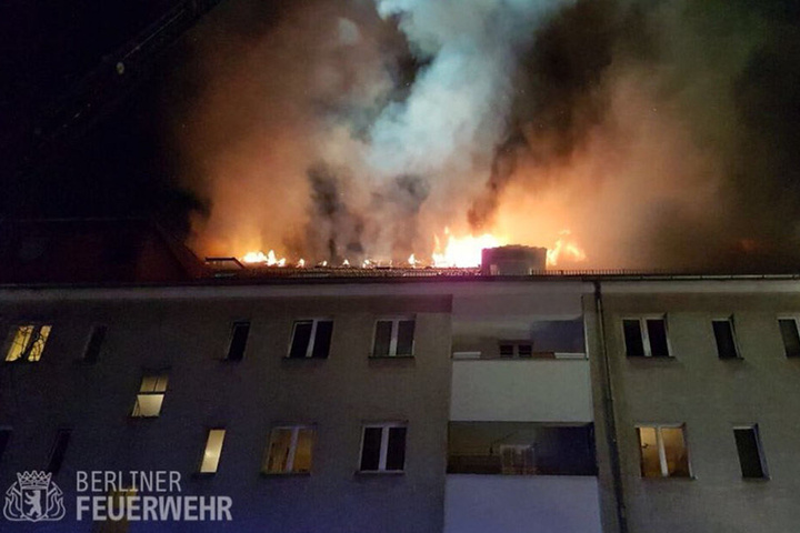 Das Dachgeschoss des Wohnhauses in Berlin-Neukölln brannte am Montagabend lichterloh.