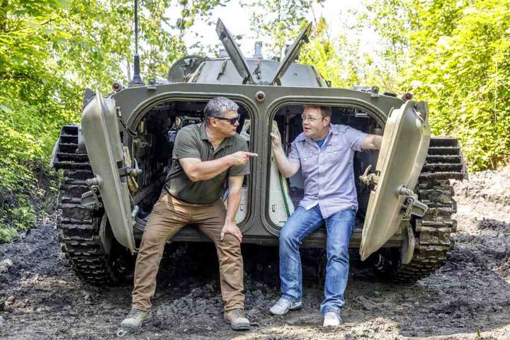 "Kann Steigungen bis 35 Grad meistern“: „Fahrlehrer“ (links) und "Fahrschüler" (rechts) kommen nach der Unterrichtseinheit an der Heckfront des BMP-1 ins Gespräch.