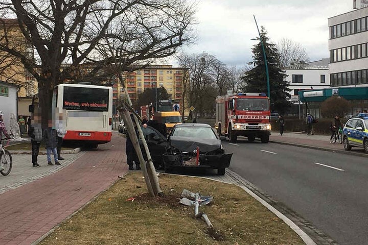 Auch ein geparkter Opel wurde bei dem Unfall beschädigt.