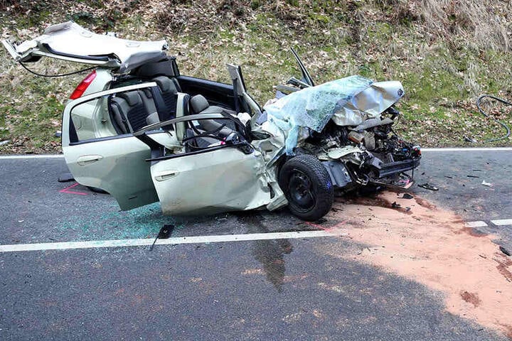 Bei dem Unfall wurden insgesamt drei Personen verletzt.