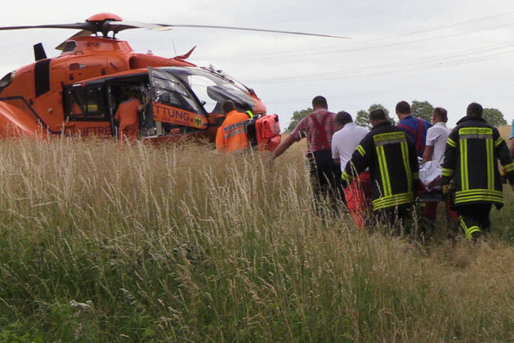 Der Rettungshubschrauber aus Hamburg landete in einem Feld neben der B207.