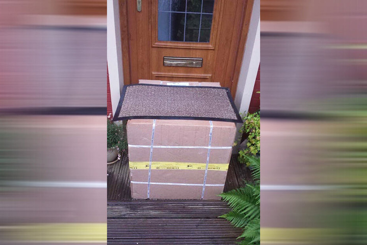 Zum Glück: Unter der Fußmatte war das Paket auch wirklich schwer zu finden...