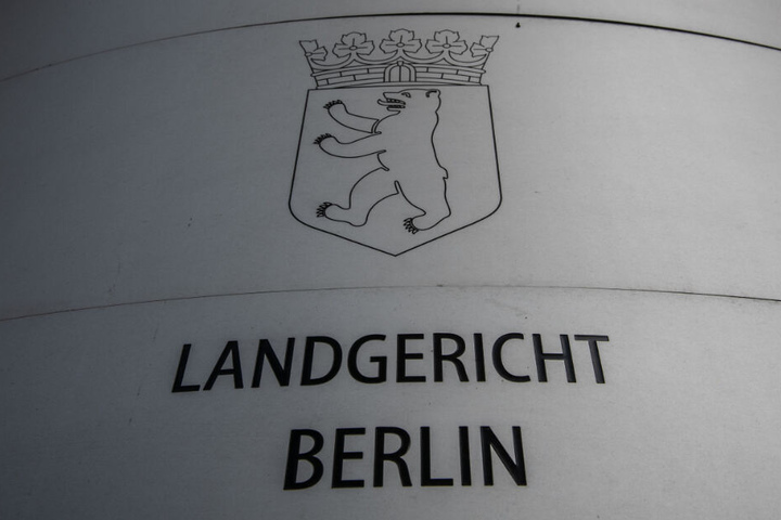 "Landgericht Berlin" steht auf dem Schild am Eingang zum Landgericht. (Archivbild)