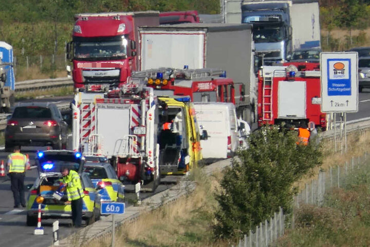 Ein Lkw soll einen Opel Astra von der Fahrbahn gedrängt haben.