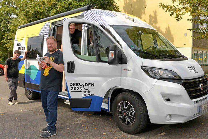 Die Litauer Marius Stavaris (40), Jonas Oskinis (46) und Tadas Rickevicius (34, v.l.n.r.) dürfen das Wohnmobil "einfahren". Weitere Teams werden folgen.
