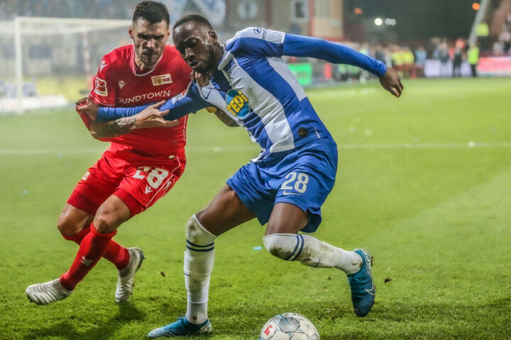 Unions Kapitän Christopher Trimmel (l.) im Zweikampf mit Herthas Dodi Lukebakio.