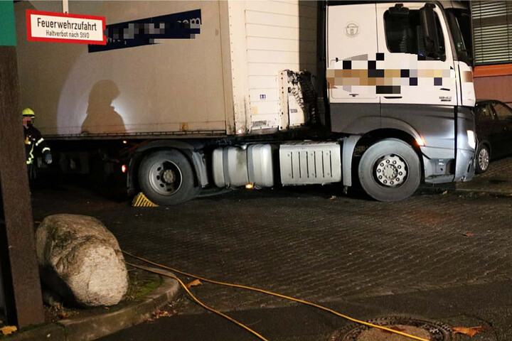 Der Sattelzug rollte weiter, bis er gegen einen Pkw stieß.