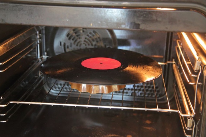 Damit die Schallplatten sich formen lassen, müssen sie vorher in den Backofen.